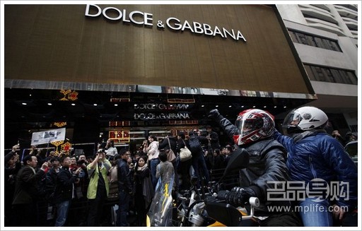 D&G香港分店禁止门前拍照千人抗议