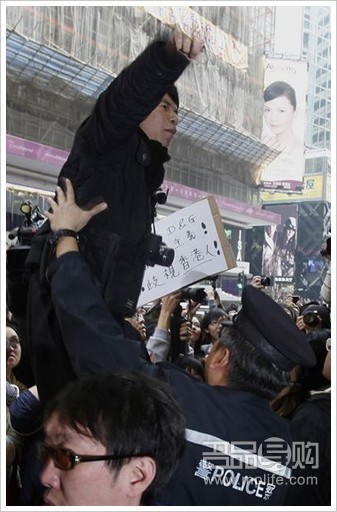 D&G香港分店禁止门前拍照千人抗议