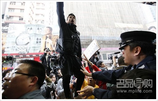 D&G香港分店禁止门前拍照千人抗议