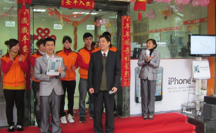 13日早上9点广州联通营业厅iphone4s正式开售