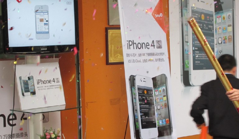 13日早上9点广州联通营业厅iphone4s正式开售