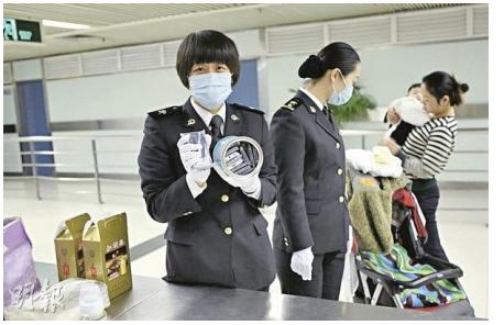 香港一女子用婴儿车奶粉罐走私手机遭捕 