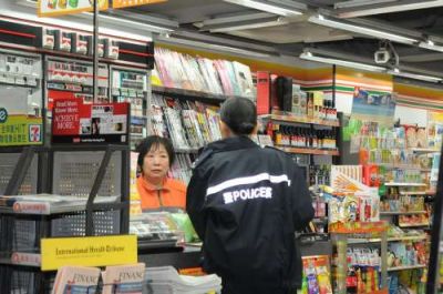 香港一独行贼持刀劫便利店 仅掠去三条香烟