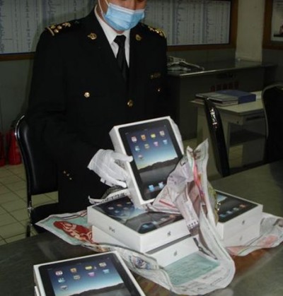 香港两女生贪图500元替人做水客 走私8部iPad遭截