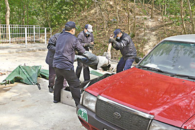 香港一的士司机不堪财困情困 车内烧炭自杀