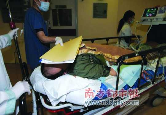 香港黑帮选老大连发血案 一名头目被砍伤手脚
