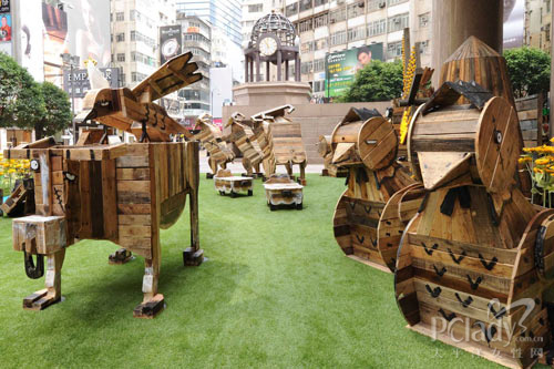 时代广场废木农庄雕塑展 感受原始田园风