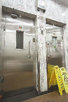 香港一幢45年旧楼电梯急坠 4消防员被困受伤(图) 