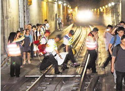 香港地铁西铁线发生故障 千名乘客步行返月台