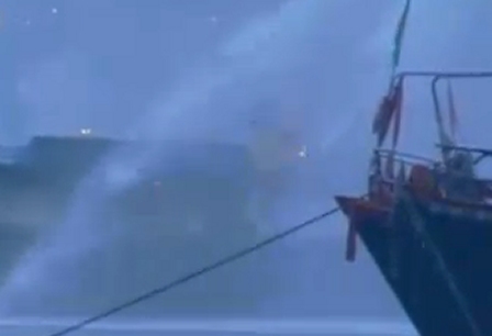 香港屯门一艘渔船起火 3人获救1人失踪(图)