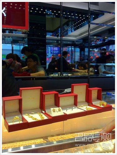 HK收周大福卡地亚+1克拉钻戒