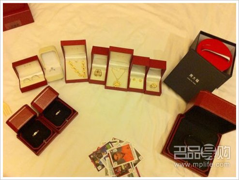 HK收周大福卡地亚+1克拉钻戒