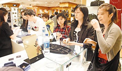 赴港个人游激活香港珠宝零售业 内地客被视“贵客”