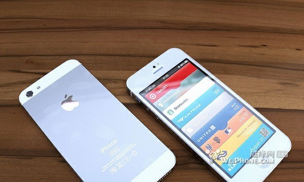 漂亮的白色iPhone 5 3D渲染图