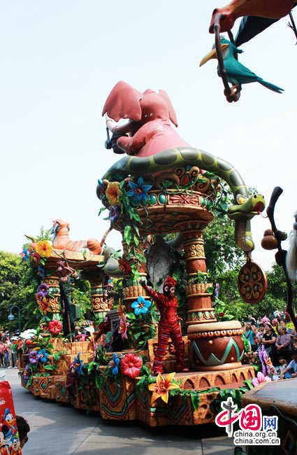 地理中国：拍手叫绝 香港迪士尼飞天巡游