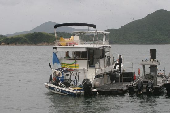 香港西贡大蛇湾附近20男女疑开“迷幻船P”被捕