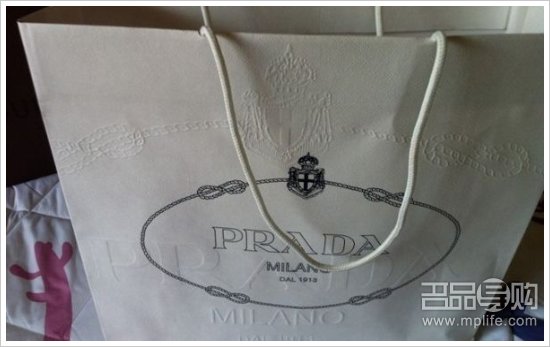香港购物买大牌涨价前入PRADA碟4包