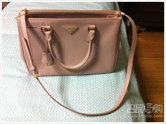 香港购物买大牌涨价前入PRADA碟4包