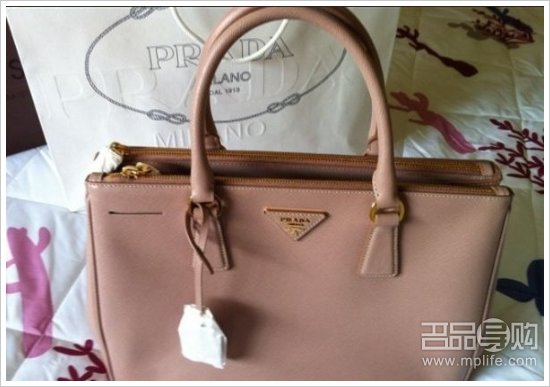 香港购物买大牌涨价前入PRADA碟4包