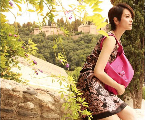 香港购物抢先看！香港明星梁咏琪亲身演绎Loewe新手袋