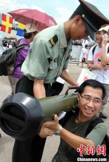 炎热难阻1.5万香港市民参观解放军驻港部队军营