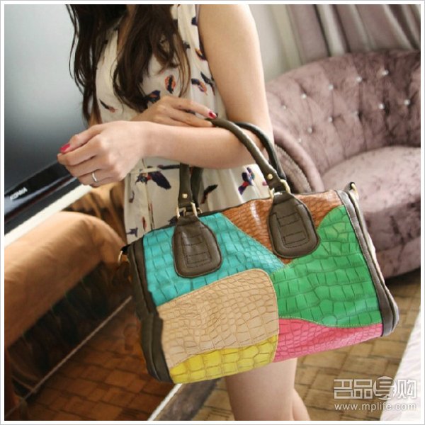 香港购物：这些有范潮人包 你hold住吗?