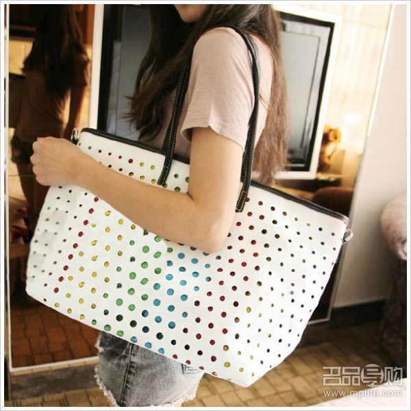 香港购物：这些有范潮人包 你hold住吗?