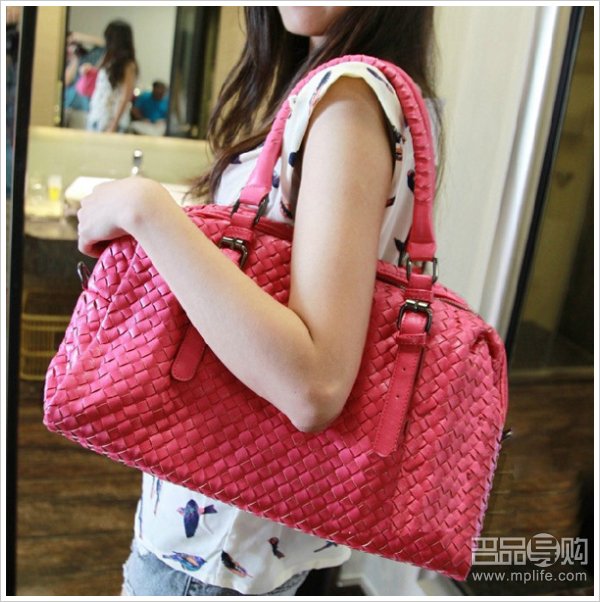 香港购物：这些有范潮人包 你hold住吗?