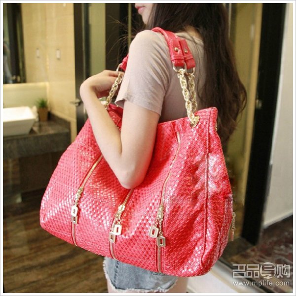 香港购物：这些有范潮人包 你hold住吗?