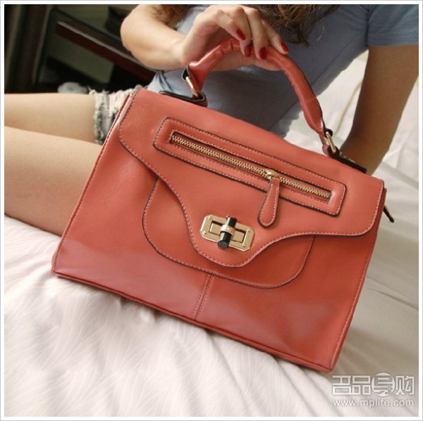 香港购物：这些有范潮人包 你hold住吗?