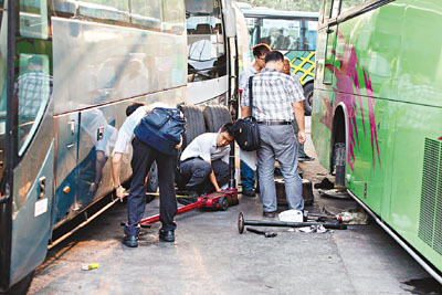 旅游大巴「千斤顶」发生故障 压死年轻男技工