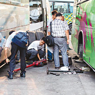 旅游大巴「千斤顶」发生故障 压死年轻男技工