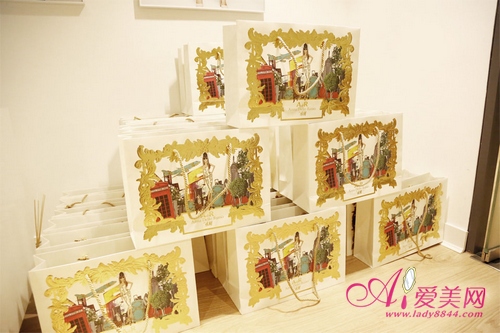 H&M PR亲身示范新款华丽风配饰