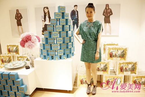 H&M PR亲身示范新款华丽风配饰