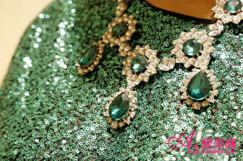 H&M PR亲身示范新款华丽风配饰