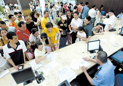 公安部门简化办证手续 香港内地人员往来更便利
