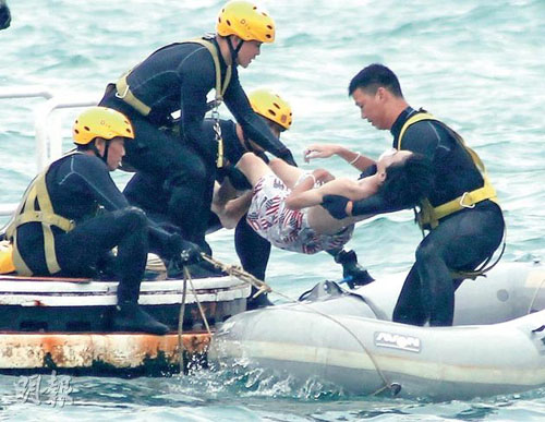 香港3中学生“跳浪” 遭巨浪卷走致1死1失踪 