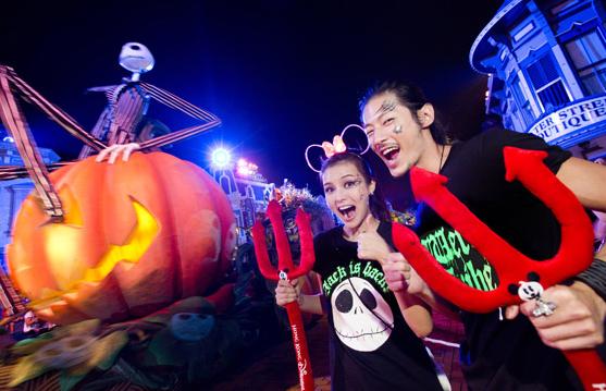 万圣节迪士尼黑色世界推出“僵尸大战狼人族”