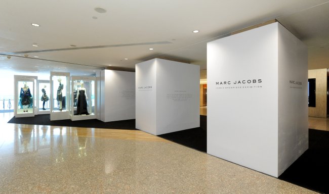 全球首个《Marc Jacobs经典天桥时装展览》于