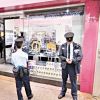 香港新闻：劫匪扮顾客「喷雾」劫珠宝店钻戒