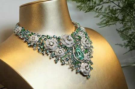 Chanel 頸鏈的設計中心思想離不開山茶花，今次設計隊團的靈感來自油畫，中央的一顆來自非洲的碧壐可是稀世奇珍，單是主石就超過 23 卡。