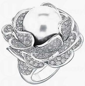 Coco Chanel 生前愛戴珍珠頸鏈，同時亦是她鍾愛的設計素材。因此，在這個高級珠寶系列裏又豈能沒有？這一枚戒指中央是 30.4 卡的澳洲珍珠，包圍它四周的是 18K 白金和 447 顆合共 7.3 卡的鑽石。 