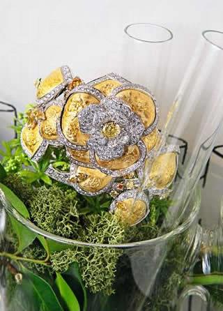 Chanel 打破常規，看看這個 Camelia Solaire 手鐲，當中應用了 18K 白金和黃金，再揉合 487 顆鑽石和黃鑽等，要留意的是黃金上呈現的葉脈和花卉圖案由工匠用人手逐一打造，葉片更可以作出細微的移動，工匠的心思可見一斑。