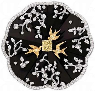 燕子在中國傳統象徵好運的來臨，這枚襟針用上這個中國意念。襟針的外形是山茶花，內裏所應用到的素材相當廣泛，例如 18K 黃金、白金和黃鑽等。