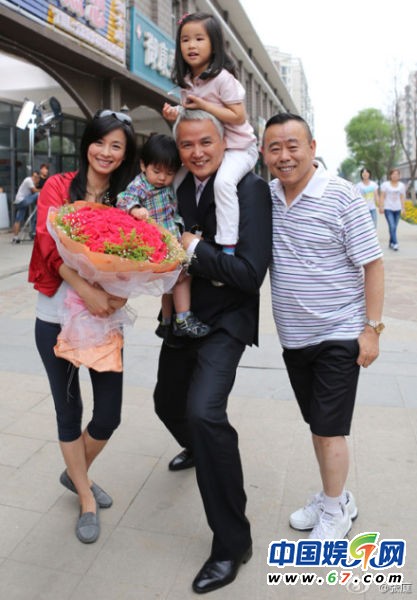 台湾演员<em>张庭</em>晒全家福:<em>女儿</em>像林瑞阳 <em>儿子</em>像张