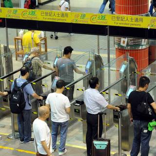 e道商务往返两地畅通无碍 散步心态轻松过关