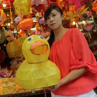 香港黄鸭热延续 化身最潮中秋灯笼