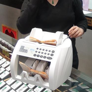 假金牛千元假钞袭港令全港恐慌 市民赶换钞