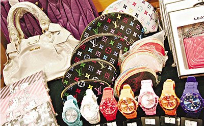 香港海关打击假名牌 缴获大批假LV、香奈儿