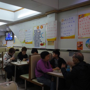 香港食肆及连锁式快餐店悄悄涨价 每个快餐加价1至2元